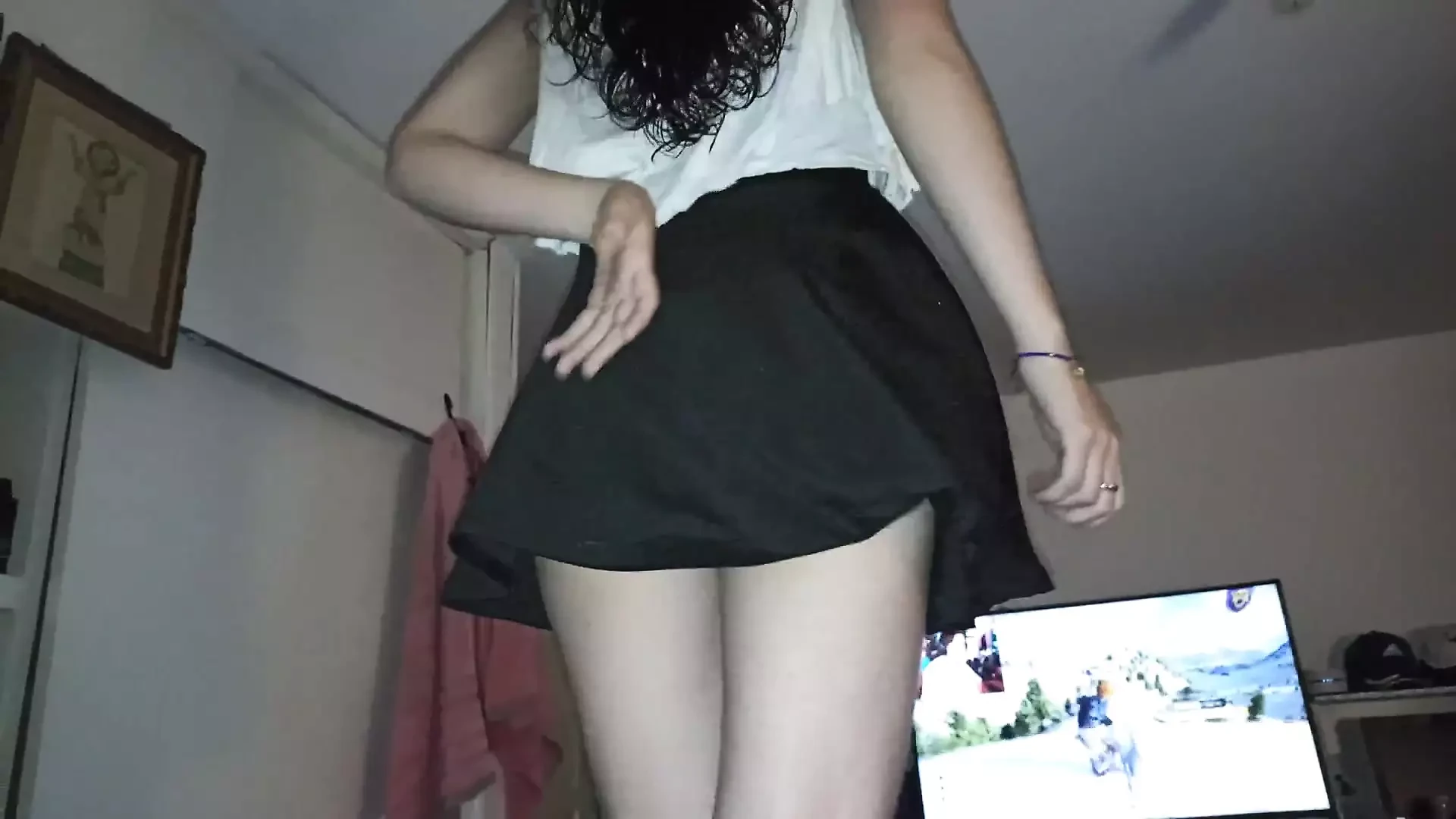 Moj prijatelj me zavodi u suknji i čini me veoma napaljenom