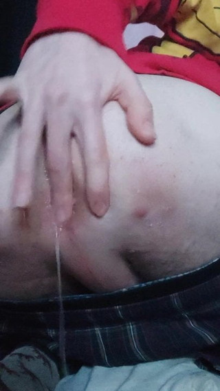 Amateur-Junge spielt mit Karotten-Buttplug