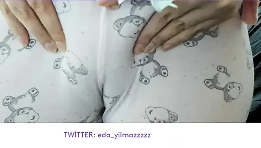 CAMELTOE- MEMEK BENGKAK- MASTURBASI DENGAN PIYAMA