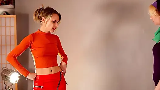 Cosplay Daphne & Velma Lesbian Scissoring with Chloe Toy