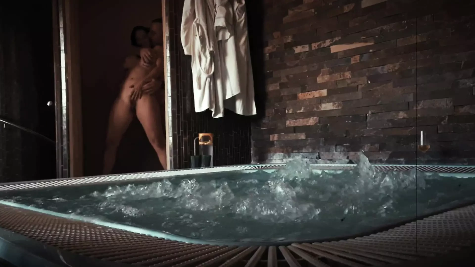 Une belle MILF excitée se fait baiser par un inconnu dans un jacuzzi vintage