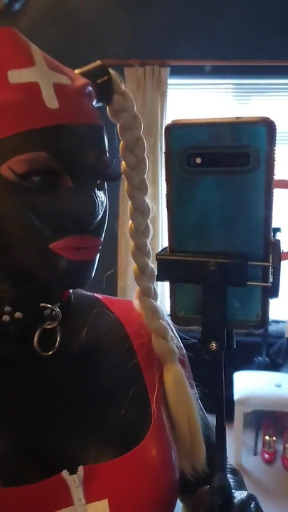 У вас, кажется, температура. Фетиш медсестры в латексе.