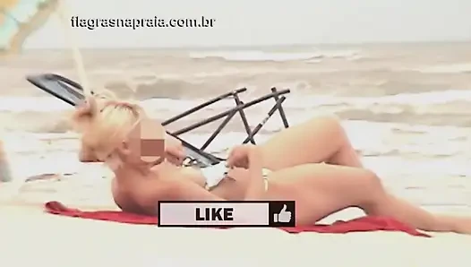 Загорая голышом на пляже