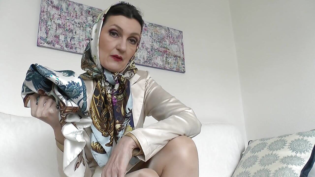 ¡Hoy te masturbas en un pañuelo! Lady Victoria Valente
