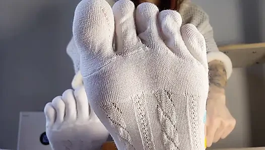 Footfetish - budak seks lagi muasin memek cewek kulit putih dengan celana dalam thong putih