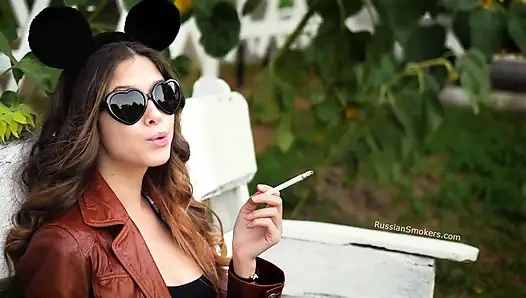 Şehvetli Rus melek güneş ışığında sigara içiyor