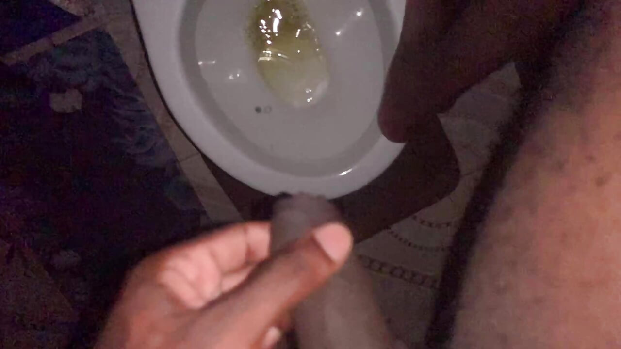 Pissen in toilette verzweifelter mann