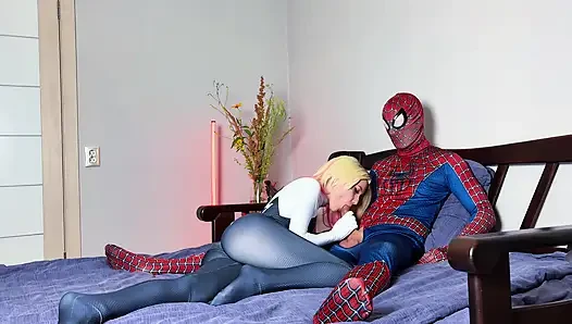 Gwen Stacy reitet auf Spider-Mans schwanz
