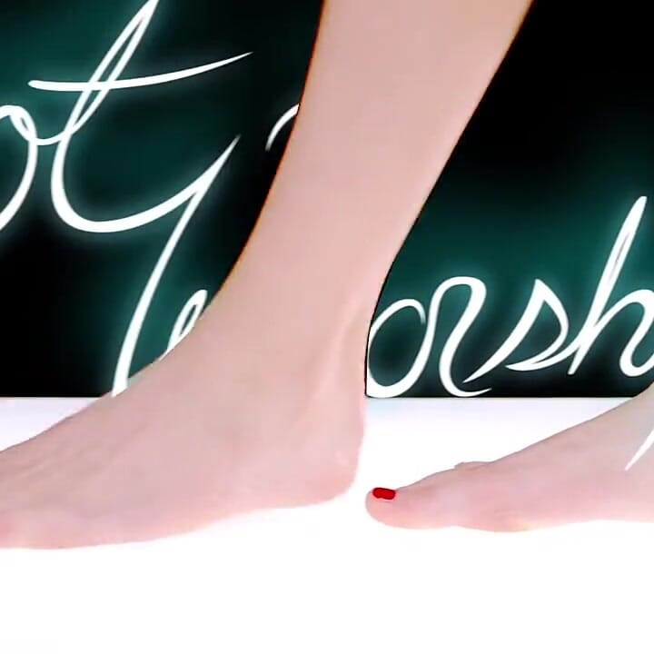 Luck Be a Lady with Smokin' Legs and Feet!