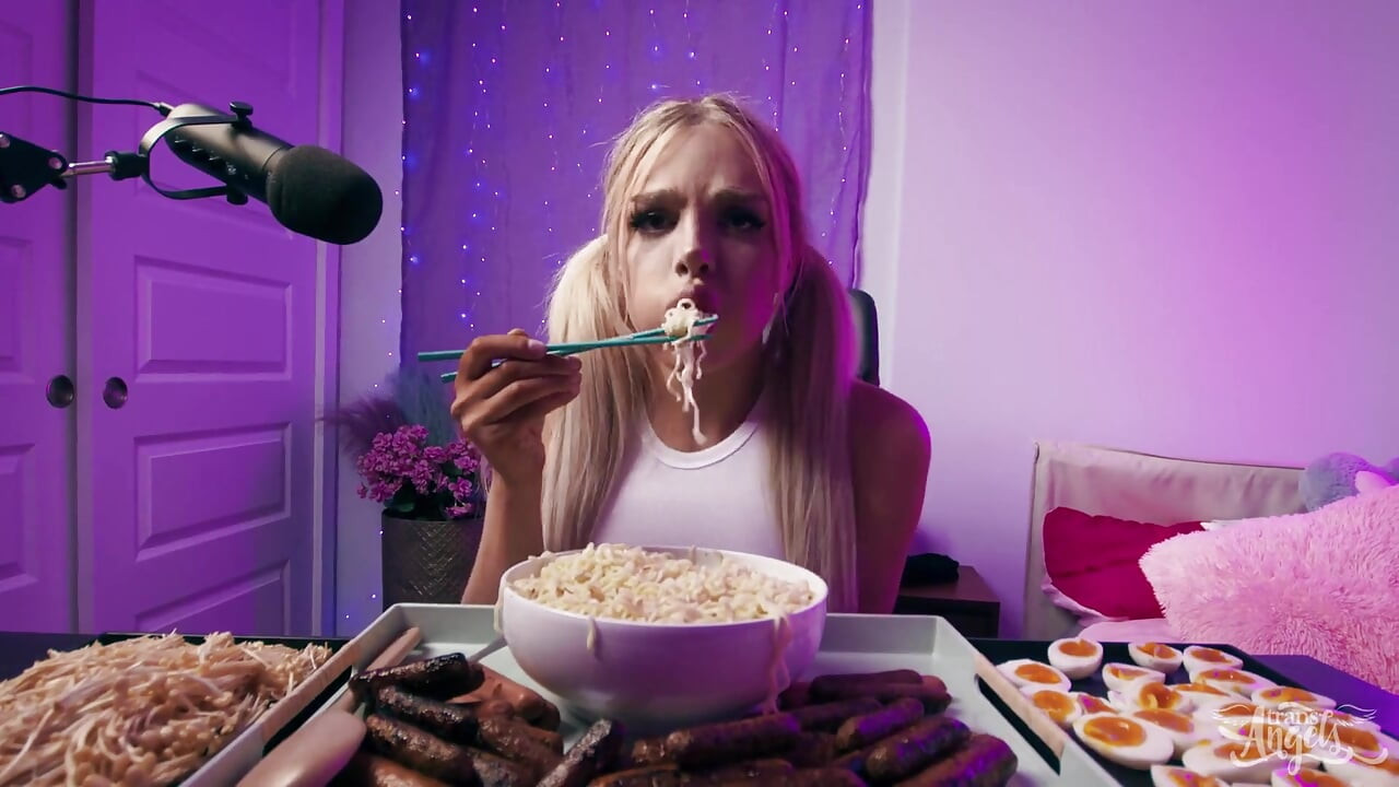 Cewek cantik mukbang lagi ngentot kontol