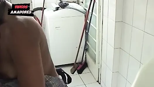 Hizmetçi çıplak çalışırken filme alındı