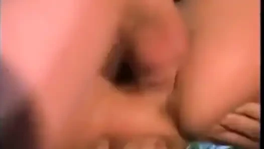 Uzun saçlı adam parkta açık havada kaltağı sikiyor ve güneş gözlüğüne biniyor.