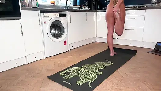 Nacktes Küchen-yoga mit Blick auf meinen perfekten arsch