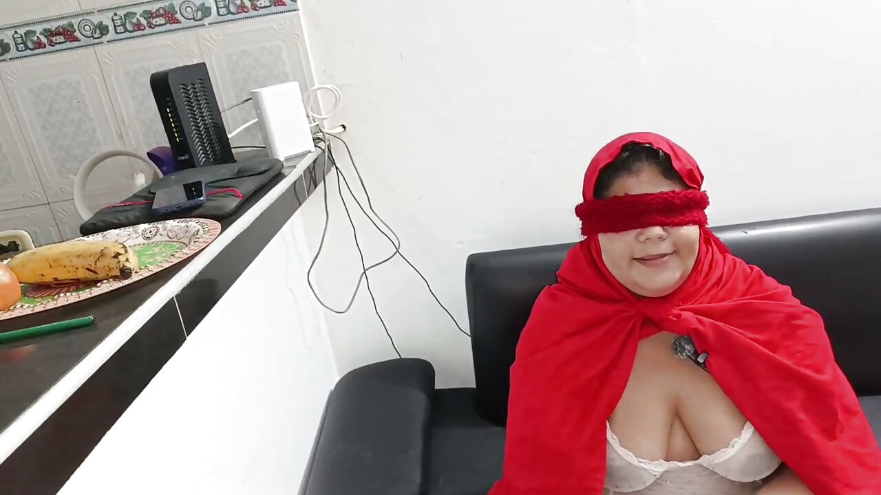 SPECIAL HALLOWEEN. Cu sexy-ul dolofan cu fund mare, Scufița Roșie se lasă futută de o pula mare în noaptea de Halloween.