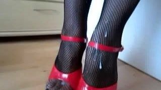 Fishnet, rotes Plateau, High Heels und so viel Sperma