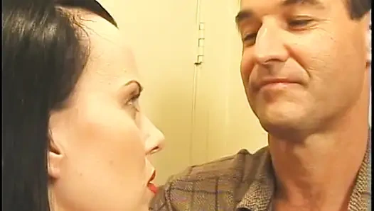 Langbeinige brünette mit geilen titten in ihre haarige muschi gefickt nach dem blowjob auf dem Sofa