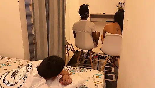 Sementara istriku lagi nonton serialnya aku mengambil kesempatan untuk ngentot sama pacarku dibelakangnya