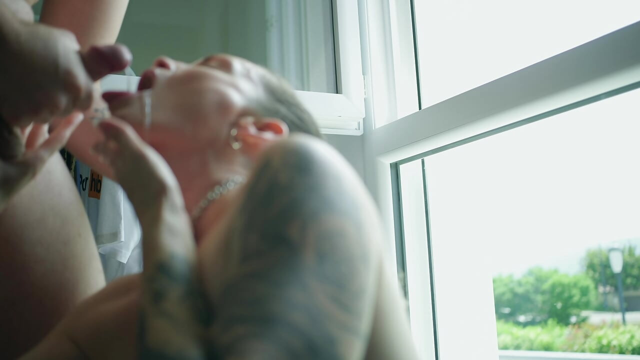 Dostaję ogromny cumload po fucked przez młodszego mężczyznę