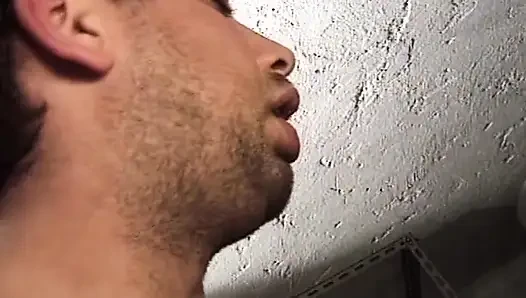 Azgın orta yaşlı seksi kadın özensiz garajda zonklayan yarağı gırtlağına kadar alıyor