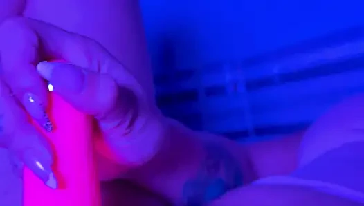 Извращенная студентка трахает свою киску, думая о своем отчиме