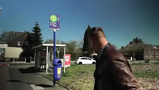 Beyaz tenli, sevimli genç sokaktan balık tuttu