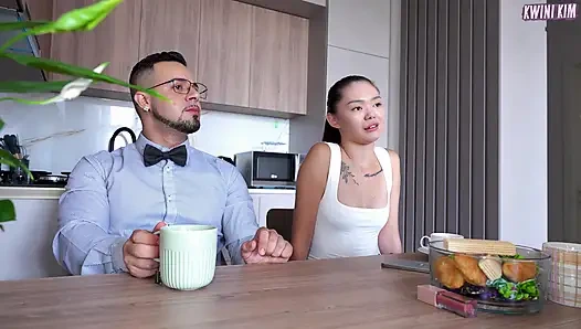 Junge asiatische Ehefrau und ihr Ehemann in unbeholfenem Swinger-Dreier mit Nicole Murkowski!