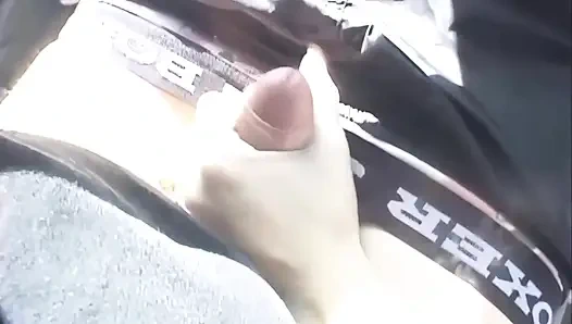 Порно-телочка с большими сиськами 90-х глотает грязную!