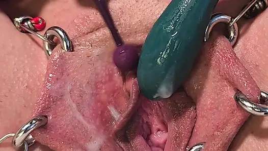 Orgasme creampie menetes dari memekku yang ditindik