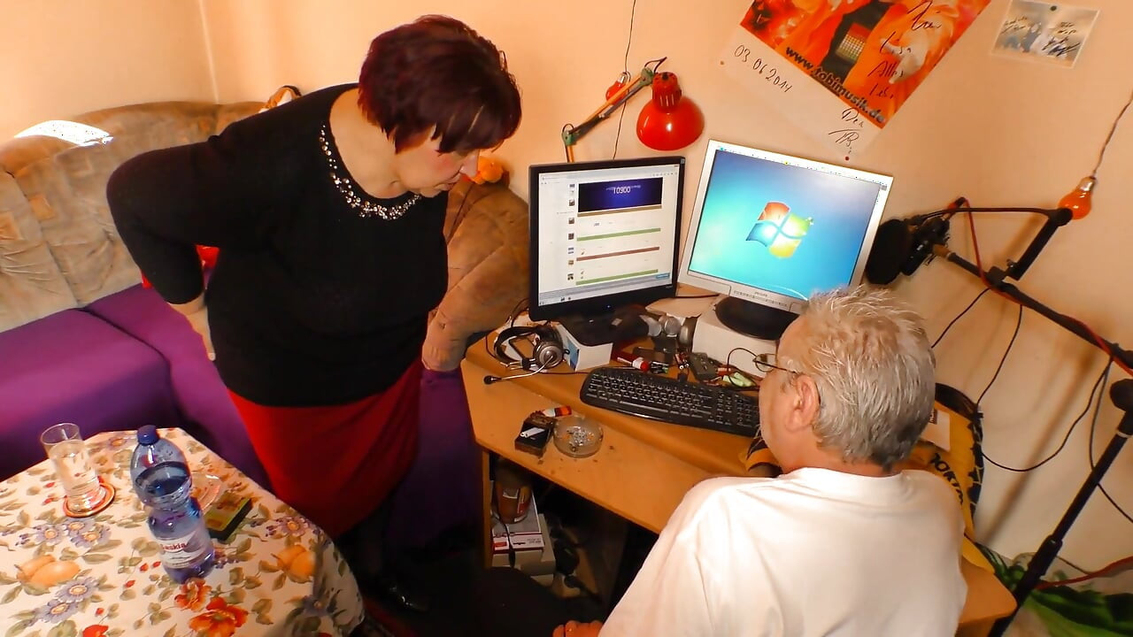 Awek montel berambut merah dikongkek pantat besarnya