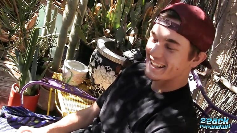 ZackRandall jóképű Lucas Daniels élvezi a forró szóló pillanatokat a nap alatt