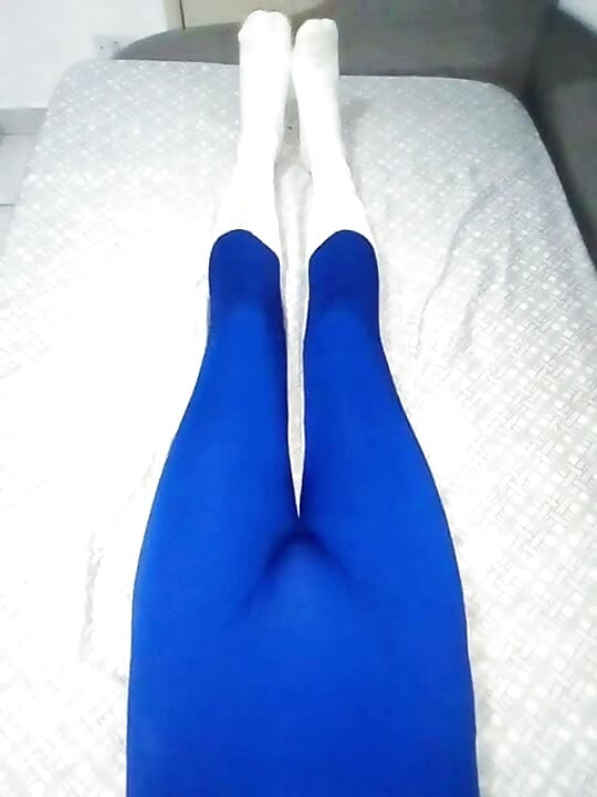 在家穿着蓝色紧身衣和袜子玩乐