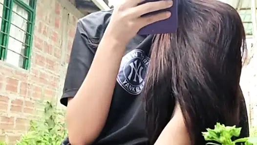 Sexy mädchen streamt und berührt sich für fans