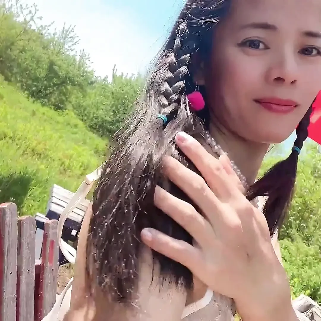 Angel Sexy Nake在外面的椅子上