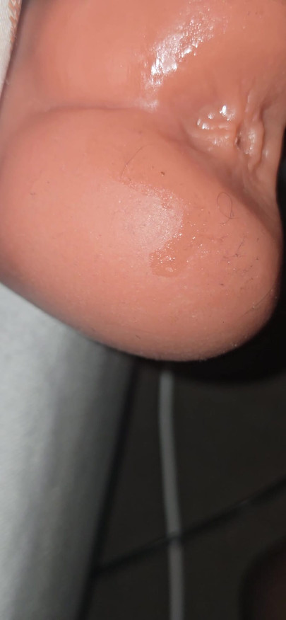 Piccolo cazzo indiano che gioca con il sex toy