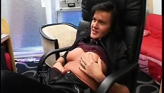 Esmer sekreter orta yaşlı seksi kadın bakış açısıyla sikiliyor