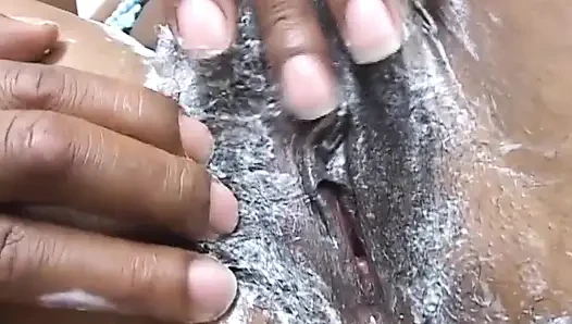 Memek hitam menjilati setelah mencukur memek