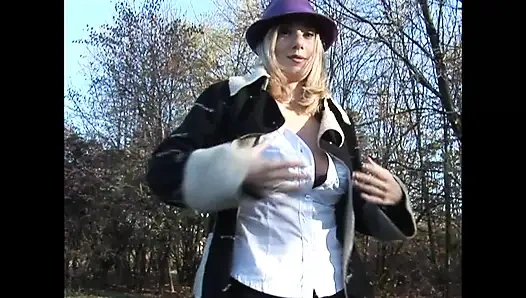 Домашнее порно с чудесной замужней милфой мастурбирует свою киску в любительском видео