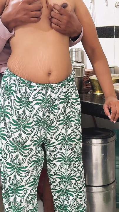 Komal não estava cozinhando comida de cozinha, mas ela chutou sua bunda por trás
