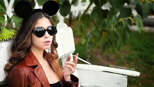 Angel si cewek rusia yang sensual lagi asik merokok di siang bolong