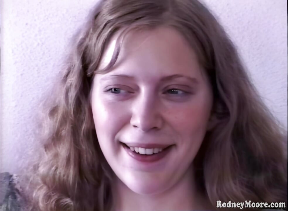 Fată stufoasă Didlo retro în găurile păroase Samantha Hillary
