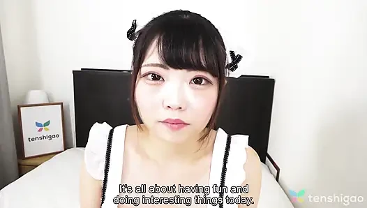 Asami wakana ist eine hausfrau, verkleidet in einem Kostüm und fickt den lieferboten