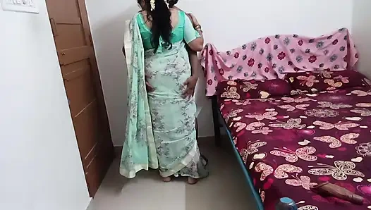 Tante seksi pakai kain sosis datang untuk sama aku