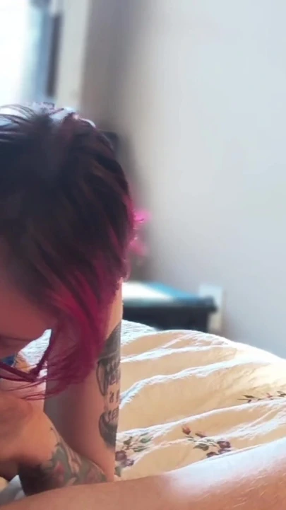 在家里给一个男人吹箫, 老公也加入进来操我