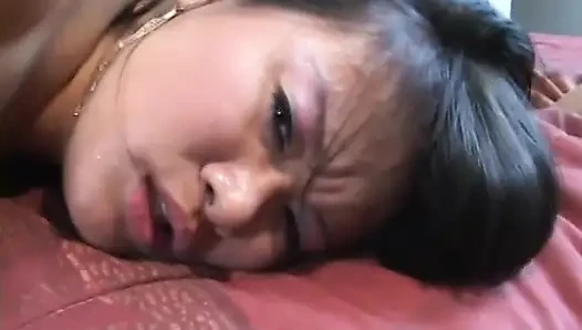 Pelacur dengan memek berbulu disodok oleh kontol hitam