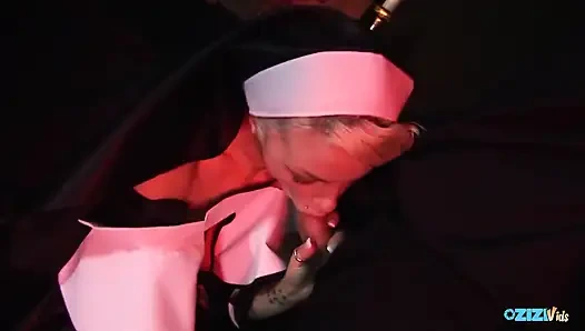 Zwei nonnen haben einen vierer, nachdem sie ein paar harte schwänze gelutscht haben