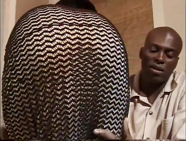 黒人の寝室でのセックス...膣が黒人のチンポを舐めて69体位でしゃぶる