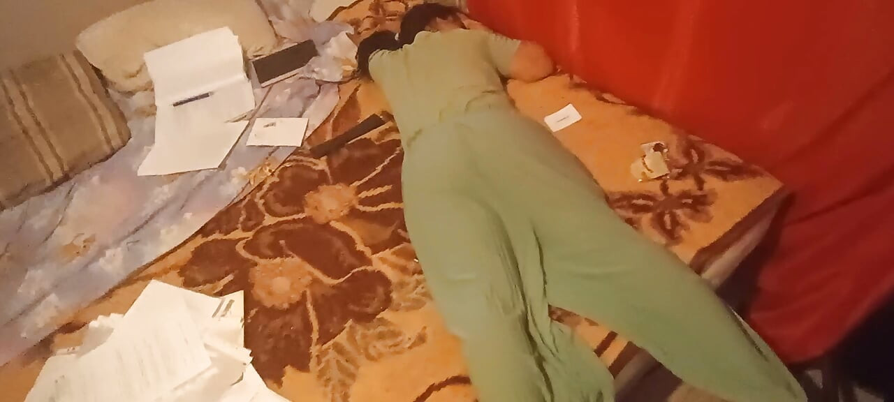 Mi fotto la mia sorellastra che è stanca di studiare.