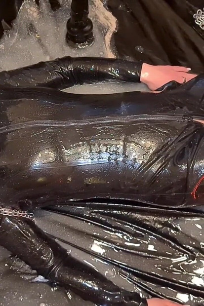 Celeste, salope esclave orgasmique en latex, extrême, gorge profonde, pisse, squirt, ogasm dans un slime