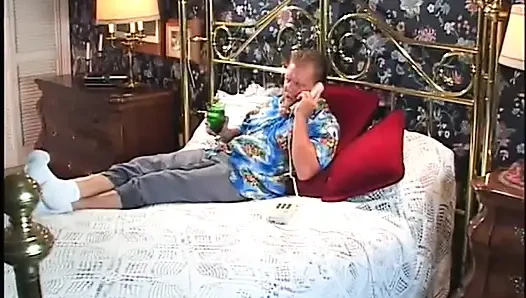 Atemberaubende blondine mit dicken titten Ã¶ffnet ihre beine weit fÃ1/4r einen harten schwanz im bett