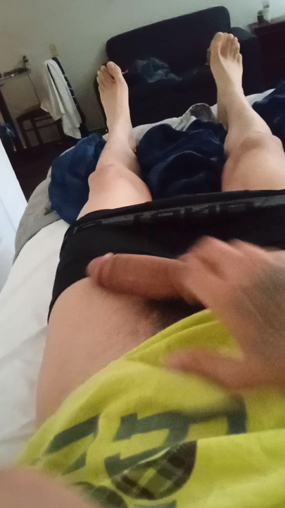 Membelai penisku sambil pamer kakiku